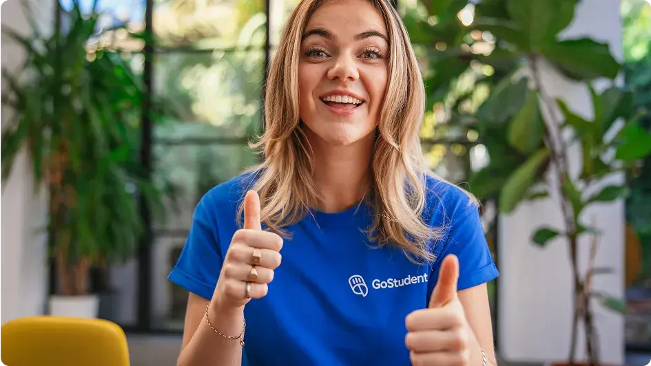 Primer plano de un ordenador mientras un estudiante está en la página de pago, contratando una suscripción y ahorrando